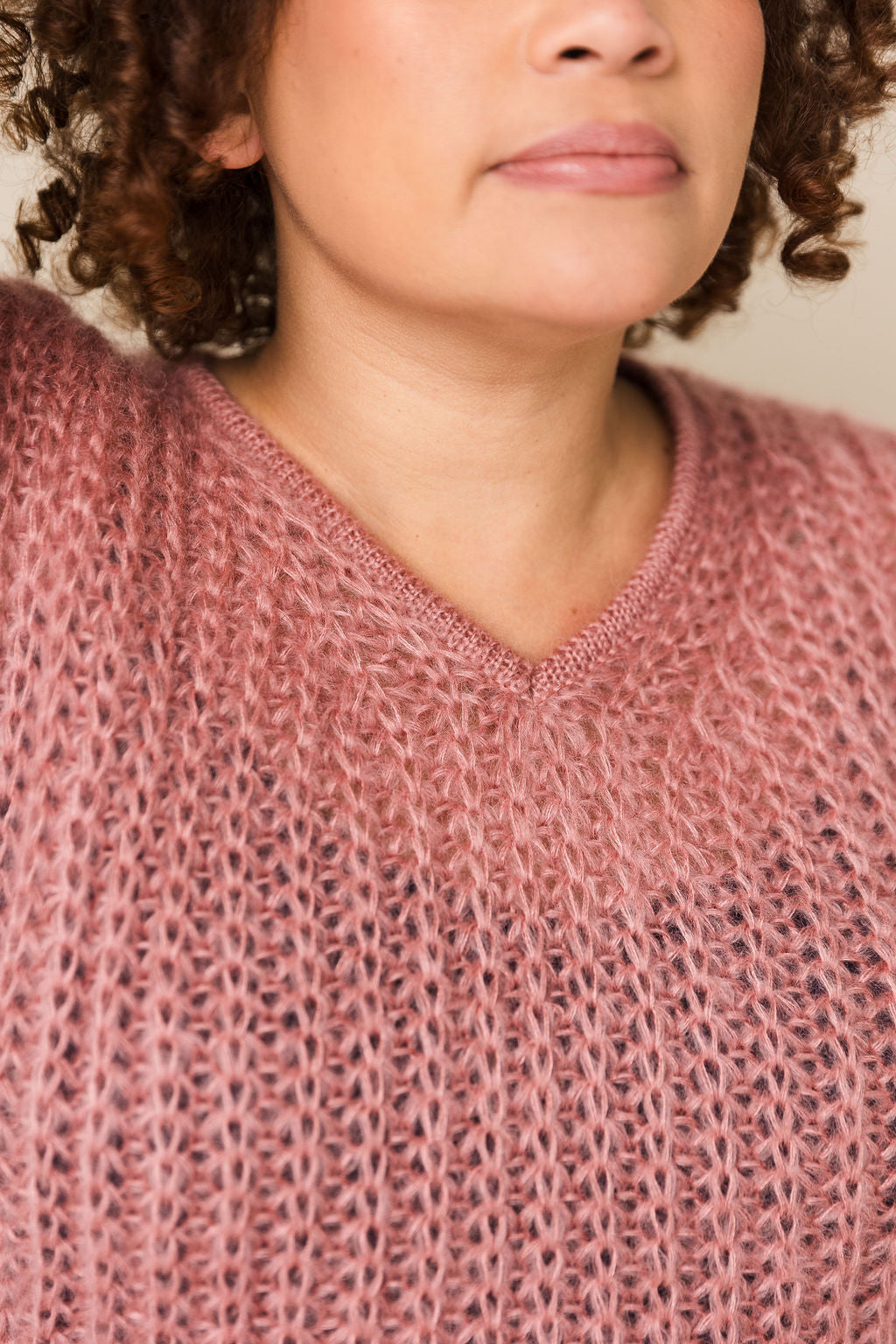 Neckline of mohair silk jersey in dusty pink
