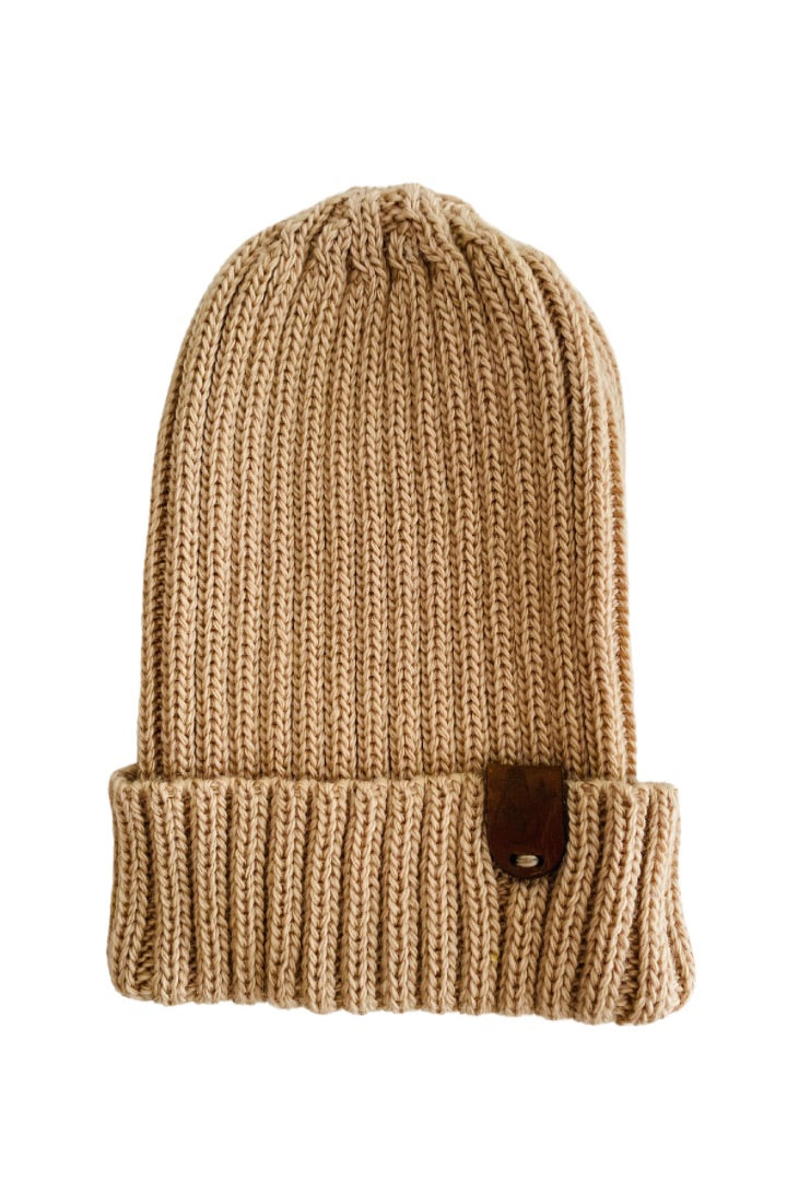 Ribbed merino wool beanie in caramel with leather tag